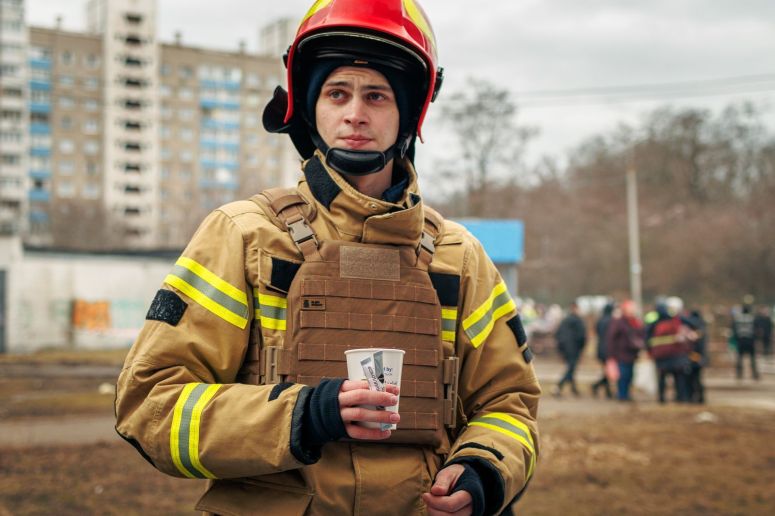 Debris from a Russian missile hit a residential building in Kyiv on Wednesday morning, killing at least 4 people & injuring dozens. WCK’s team was at the site of the blast all day with meals to comfort impacted residents & fuel rescuers searching for survivors. #ChefsForUkraine