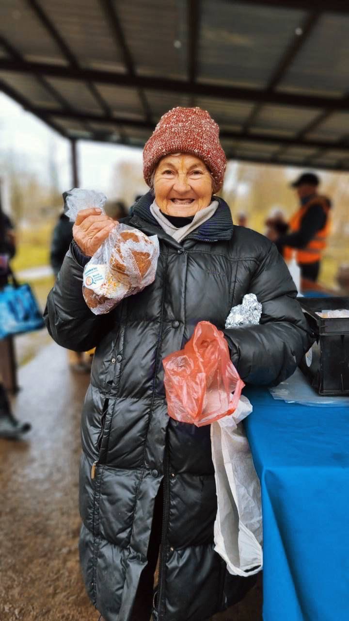 WCK teams across Ukraine have been preparing thousands of Easter cakes to distribute ahead of the holiday. Today, we brought cakes along with regular meal kit deliveries to kids, adults & seniors—even amid such difficulty, WCK teams are focused on spreading joy💙 #ChefsForUkraine