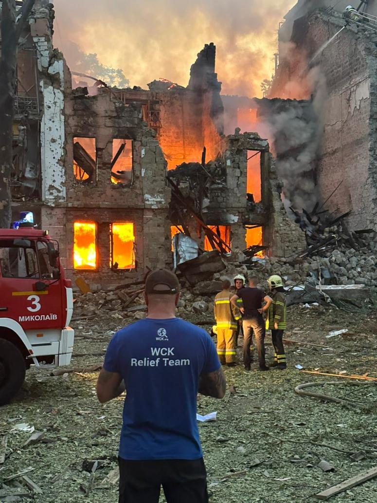 Mykolaiv was one of the port cities hit by Russian missiles today in an effort to disrupt food exports. Our team was at the site of the strike within minutes of the attack, providing hundreds of meals & snacks as first responders worked to extinguish the flames. #ChefsForUkraine