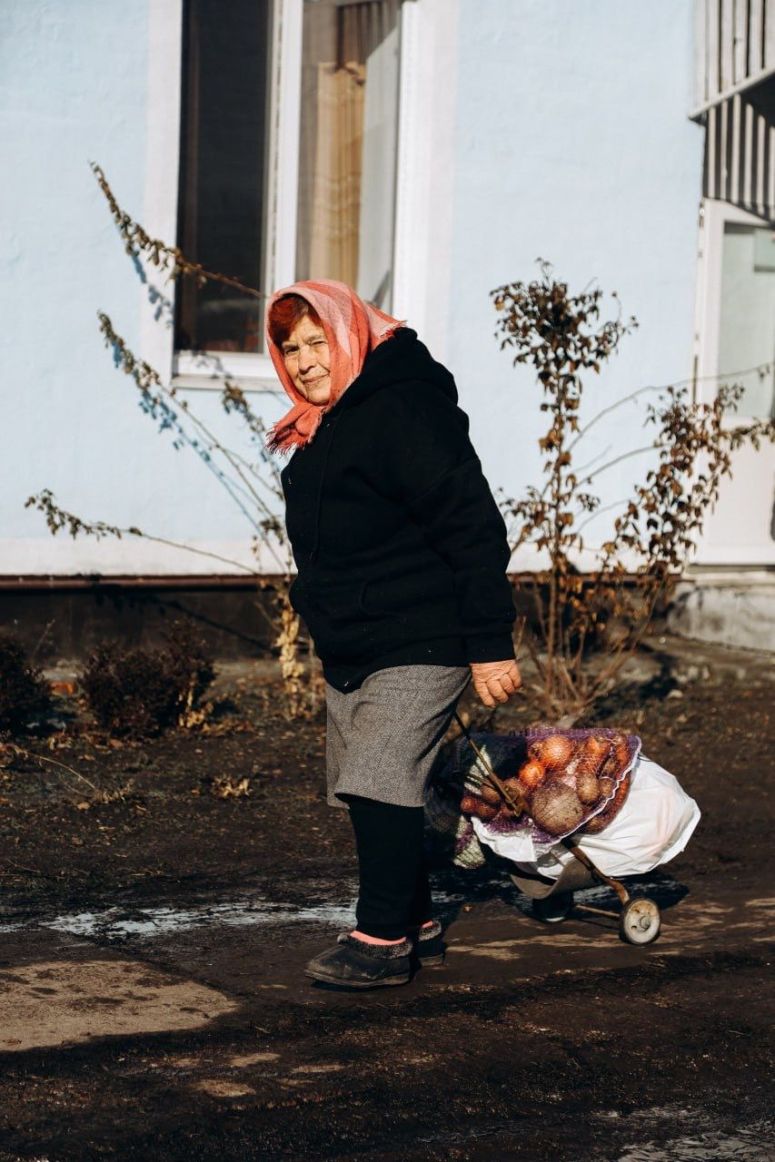 WCK teams across the Kherson region are providing produce kits to ensure families have enough food to get through the coldest months of the year. The kits include cabbage, potatoes, beets, carrots, onions & garlic—the perfect ingredients for Ukrainian borsch! #ChefsForUkraine
