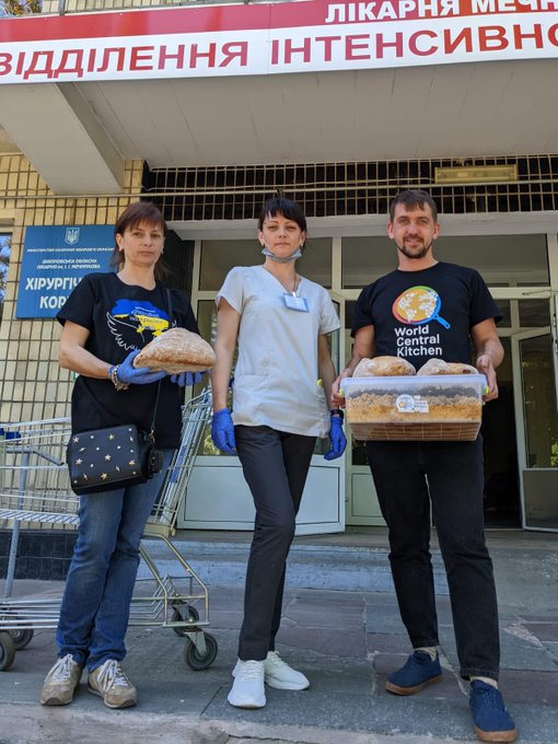 Hospital Mechnikova is one of the biggest in Dnipro, Ukraine and WCK provides meals for the surgery department—which operates 24/7. They told us yesterday they received 35 people from the front lines, including many civilians who had lost limbs in bombings. #ChefsForUkraine 🇺🇦