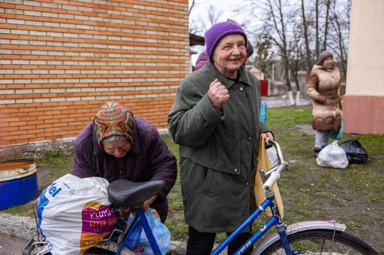 “Do you need help tying the bag to your bike?” the @WCKitchen team asked… “No! We are strong, war babusi!” said the 84 year-old grandmother as she threw the 20 pound food bundle on the back of her bicycle… 💪 This is the strength of the Ukrainian people! #ChefsForUkraine 🇺🇦