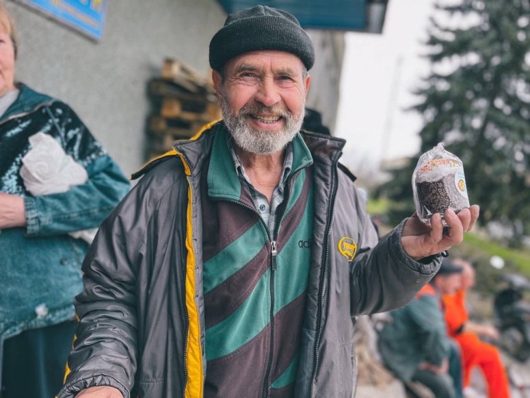 To celebrate the Easter holiday, WCK teams are working to bring small moments of joy & hope to communities across Ukraine. We are delivering colorful cakes with our usual meal kits, in an effort to make people’s lives a bit brighter during difficult times. #ChefsForUkraine