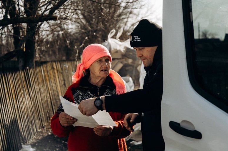 Valentyna is 1 of 9 residents in her Kherson village—she could not leave at the start of the invasion because she cares for her bedridden mother. “My mom really loves the way I make borsch, so that’s what I’ll prepare with this WCK vegetable kit,” she told us. #ChefsForUkraine