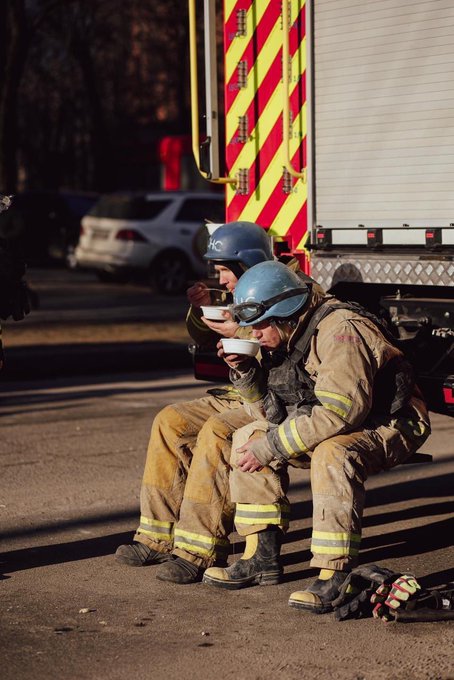 A horrific Russian missile strike in a Zaporizhzhia residential area today destroyed an apartment building, killing people as they slept. The WCK team quickly arrived on the scene to provide hot soup, sandwiches & warm drinks to residents, medics & rescue teams. #ChefsForUkraine