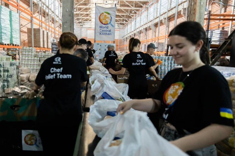 Today the WCK team in Odesa built their 100,000th food kit since prep at this warehouse began in early June! 💪 This location is one of many across the country that combined prepare tens of thousands of kits each day that are then delivered directly to families. #ChefsForUkraine