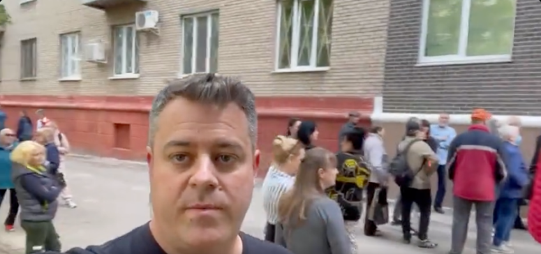 WCK’s Tim checking in from Kramatorsk, Ukraine 🇺🇦 With grocery stores operating at limited hours and gas being hard to come by, our team is supporting the community here with 300 prepackaged grocery kits for families to cook with at home. #ChefsForUkraine