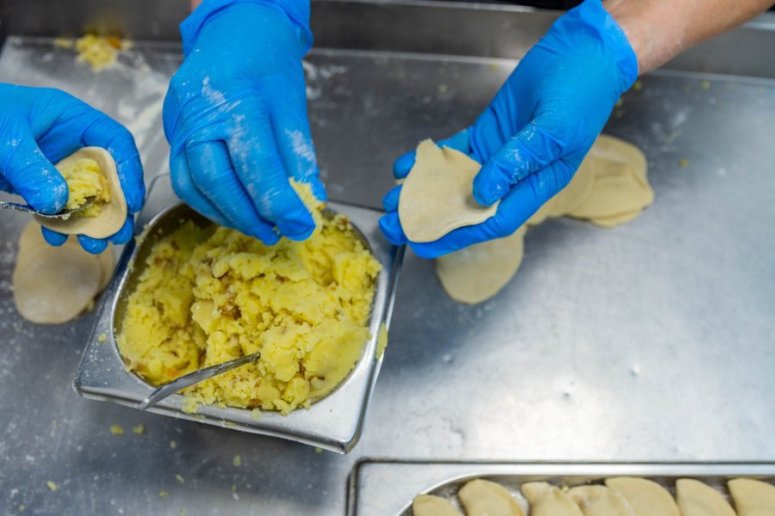 “We cook everything with love 💙 This is our best example of traditional cuisine.” At a university kitchen in Lviv, WCK partner FEST Kitchen prepares varenyky—filled dumplings, considered a national Ukrainian dish—for nearby shelters housing refugees. 🥟 #ChefsForUkraine