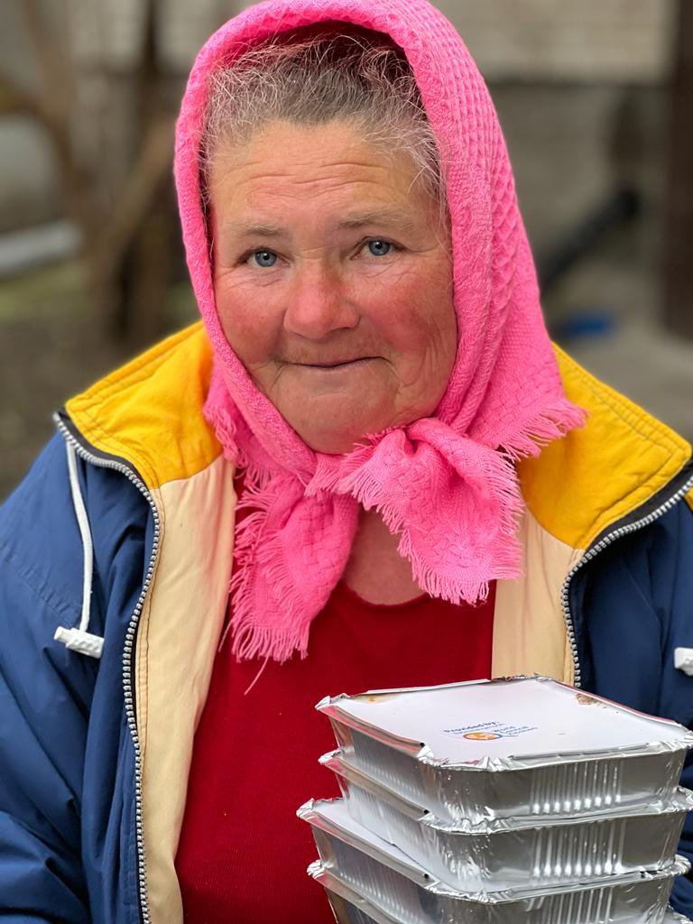 This is Pasha! I met her in the city of Brovary outside Kyiv…The @WCKitchen team went to deliver warm meals here after a missile attack knocked out power&water. But the people here…amazing women like Pasha…are so strong! Glad we can stand beside them… #ChefsForUkraine 🇺🇦