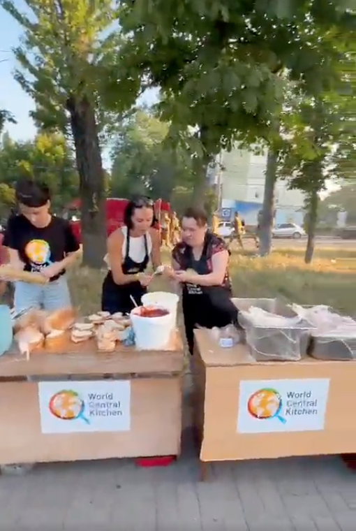 The WCK team is on the ground of the missile attack on the shopping mall in Kremenchuk, Ukraine. We brought sandwiches, 2 tons of water & apples right away, plus 500 hot meals from our restaurant partners. Rescue operations remain underway to find survivors. #ChefsForUkraine 🇺🇦