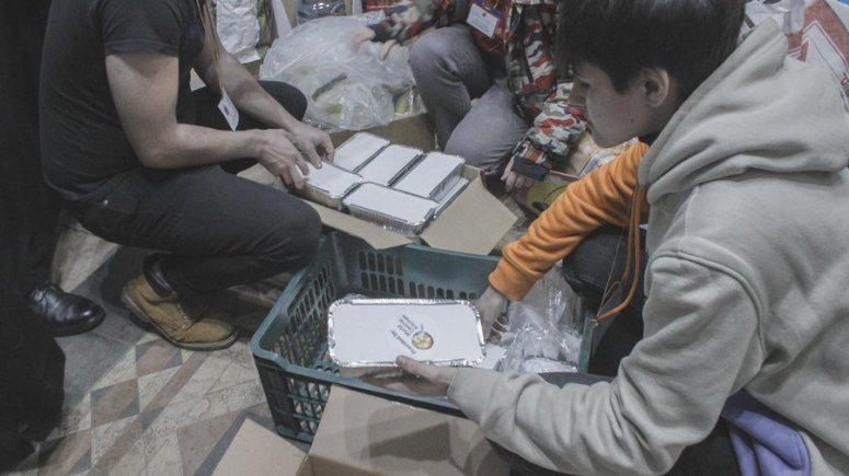 At the main train station in Suceava, Romania, WCK restaurant partner Bazzil is serving hot meals as thousands of people come through. Volunteers operating at the station are doing their best to keep up with the need for supplies as families continue to flee. #ChefsForUkraine
