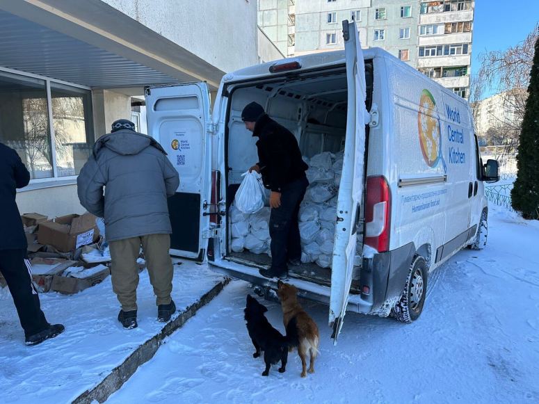 WCK’s Zaporizhzia team delivers food & vegetable kits to a town just 5km from the front line. Residents have been under constant shelling for almost 2 years & circumstances are dire—we continually adapt our delivery methods to ensure we can safely provide aid. #ChefsForUkraine