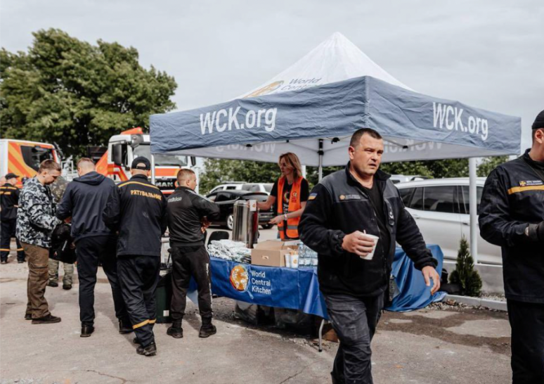A recent Russian missile strike hit an office of the Ukrainian civilian Emergency Services unit, which provides support such as rescue operations & ambulances after attacks. WCK’s Emergency Response Team was there quickly with fresh meals for first responders. #ChefsForUkraine