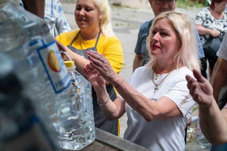 Communities in Kherson Oblast are still recovering from the destruction of the Kakhovka dam, and access to clean water remains challenging. The WCK team delivers 10,000 liters of water daily in Mykolaiv to ensure families have safe water to drink and cook with. #ChefsForUkraine