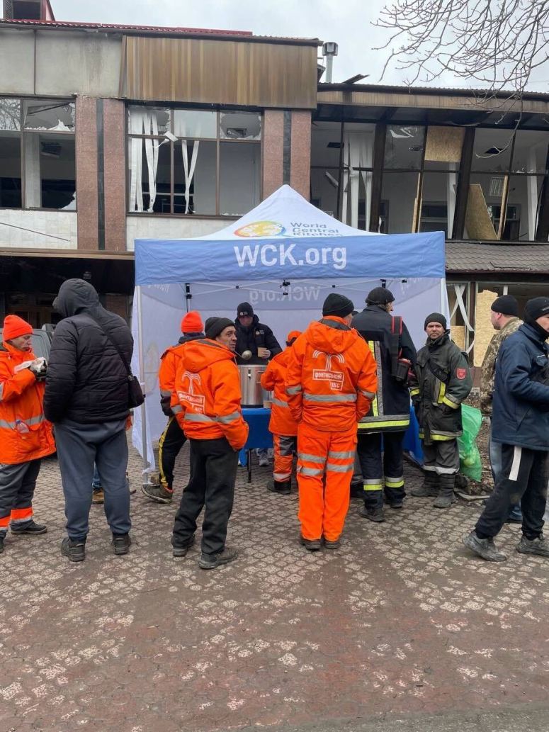Recent drone strikes in Odesa injured several people and damaged residential buildings & infrastructure, cutting off electricity and gas supply. WCK’s Emergency Response Team was on site quickly to provide hot soup, sandwiches, and warm drinks to the community. #ChefsForUkraine