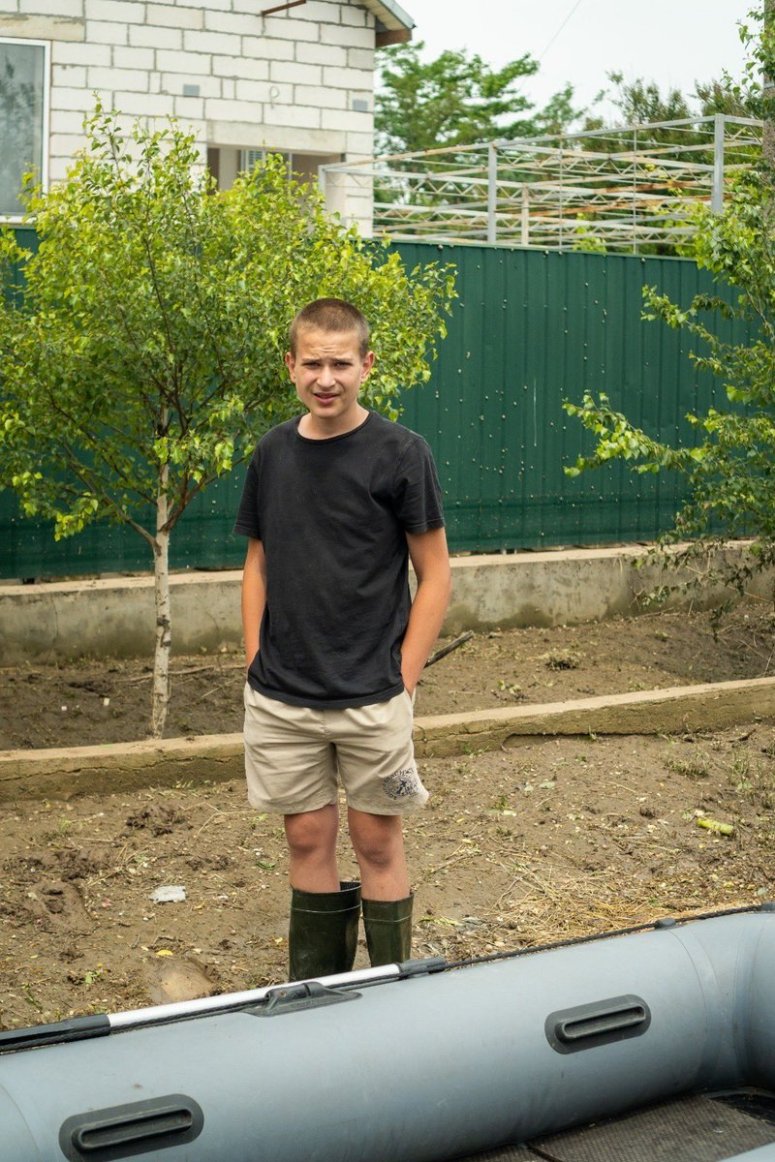 Sasha’s community in southern Ukraine was devastated by the Kakhovka dam disaster. When we reached his home, Sasha immediately offered his rubber boots to WCK team members who were traversing flooded streets to deliver meals & water to neighbors in need. #ChefsForUkraine