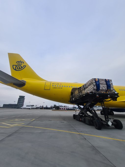 WCK’s plane packed with supplies arrived in Poland! ✈️ Working with Correos—the Spanish postal service that first began helping us deliver meals in 2020—we were able to fill the entire aircraft for its inaugural flight with much-needed supplies for our efforts. #ChefsForUkraine