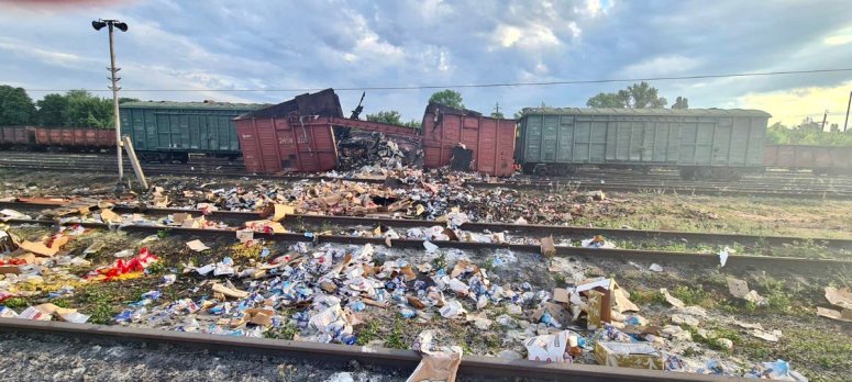 Russian missile blew up our @WCKitchen food train in Eastern Ukraine… Nobody hurt thankfully…but they are now hitting train infrastructure hard! Only 1 wagon of food fully lost, will save the rest! This won’t stop us—our amazing Ukrainian WCK teams will keep feeding the people!
