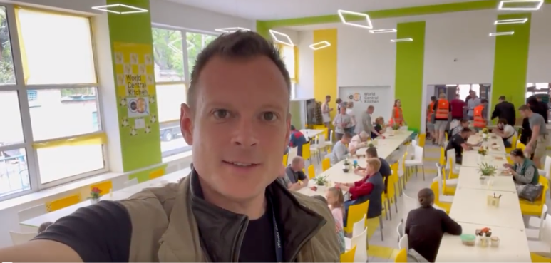 Lunchtime at our “social restaurant” in the city of Irpin outside Kyiv! Irpin was occupied by Russians & heavily destroyed. @natemook reports in from the school kitchen WCK activated to provide families free, hot meals. From here, we also deliver across the city! #ChefsForUkraine
