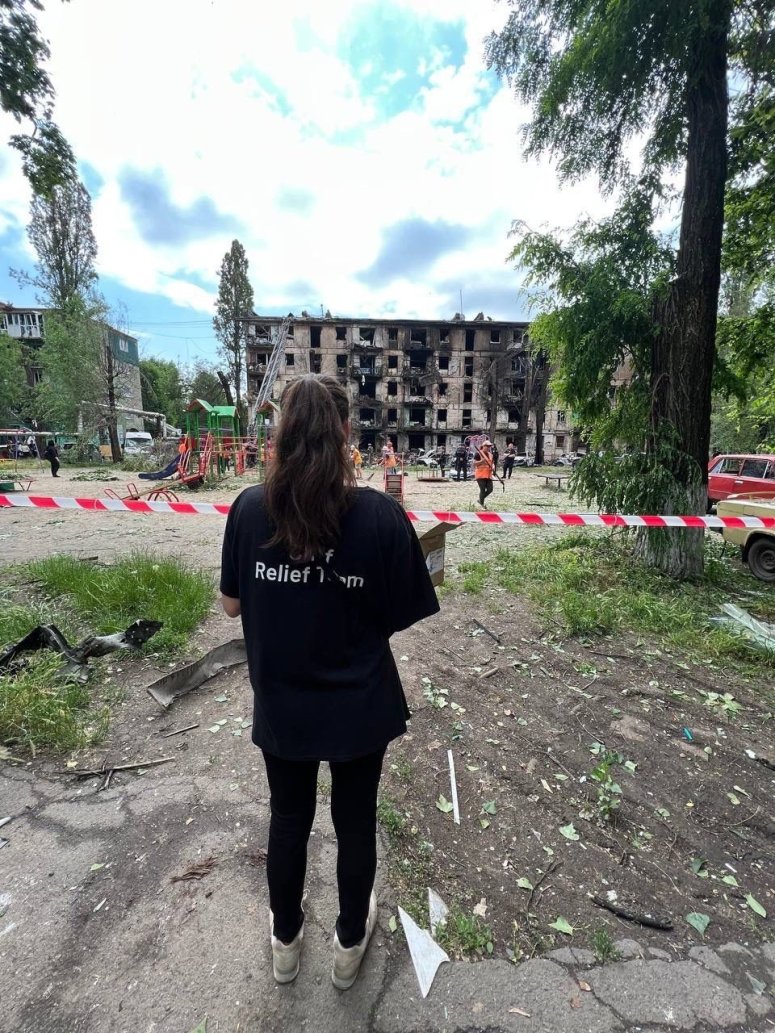 WCK’s Emergency Response Team was on the ground in Kryvyi Rih after a Russian missile hit an apartment building, killing at least 10 people. Our team arrived with nourishing meals, warm drinks & snacks for residents & first responders searching for survivors. #ChefsForUkraine