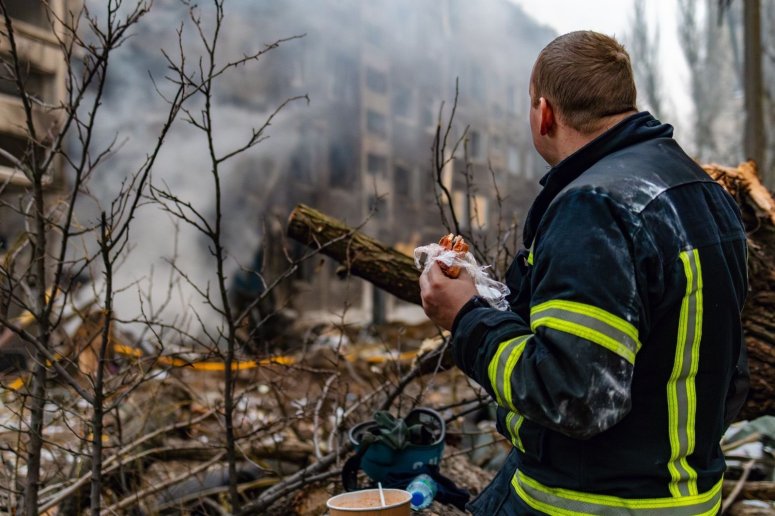 Russia launched several missiles into the town of Selydove in the Donetsk region, hitting residential buildings and a hospital. The blasts killed at least 3 people. WCK teams were at the scene providing comforting bowls of stew to rescuers and impacted residents. #ChefsForUkraine