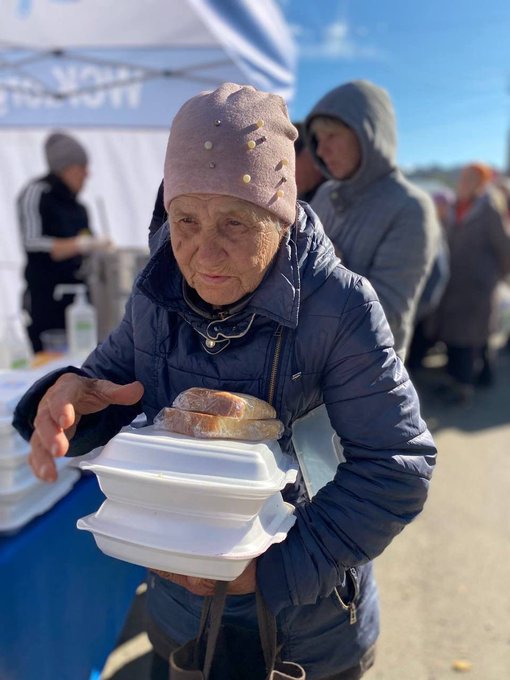 The Ukraine city of Izium was liberated in September after half a year of occupation by Russian military… and homes, businesses, buildings were destroyed. families are still without light, gas or heat, so WCK teams keep showing up with hot meals for people🇺🇦#ChefsForUkraine