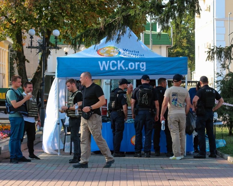 WCK’s Emergency Team responded to a devastating missile strike on a Chernihiv theater last week that killed 7 people & left 144 wounded. Due to the intense heat, we distributed about 500 liters of water in addition to hot meals to the first responders on scene. #ChefsForUkraine