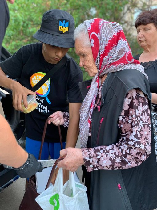 In an area in northern Kyiv, Rada is doing everything she can to help people impacted by the war, especially seniors. She reached out to WCK for support and now with her 4 children distributes food to 150 people every day. #ChefsForUkraine 🇺🇦