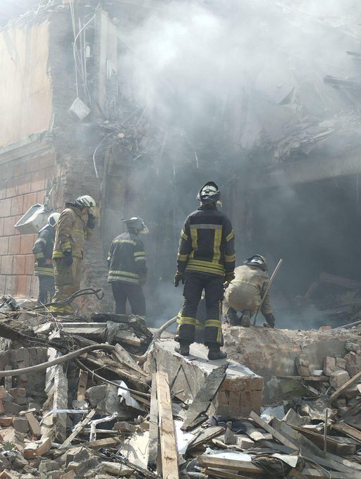 Russian missiles in Ukraine’s Donetsk region hit a residential building this week, tragically killing three people. WCK’s local team, led by Katya, quickly jumped in to support rescue teams & neighbors with fresh food & drinks. 🇺🇦 #ChefsForUkraine