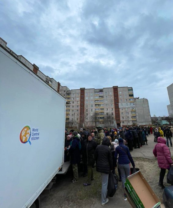 In the newly liberated city of Chernihiv north of Kyiv, hundreds of people were waiting for the @WCKitchen team today. Need for food is big & almost no aid reaches here…so we brought 1,300 hot meals & 500 bags with 15 kilos of food each for families to cook! #ChefsForUkraine 🇺🇦