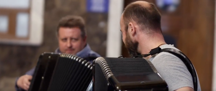 Today has been intense… So I want to share with you some beautiful music from Ukrainian band Akko Quartet. I met them at the Kyiv train station with our friends from Ukraine Railways who are organizing concerts at many stations! Through art we all will heal… #ChefsForUkraine 🇺🇦