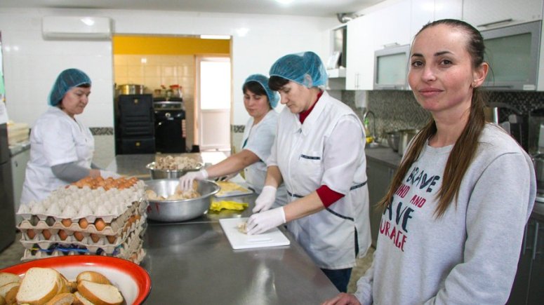 Tatiana started her catering business in Antonesti, Moldova 2 years ago. The pandemic hit them hard—she told us she’s grateful to be partnered with WCK & to her team working long hours over the past few weeks. She’s now looking to employ 2 more people to help. #ChefsForUkraine