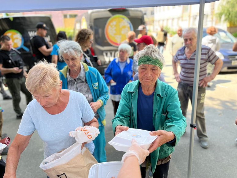 This morning’s destruction of the dam of a hydroelectric power plant in Ukraine caused emergency, widespread flooding. As families rushed to evacuate, WCK teams jumped into action, bringing hot meals, water & sandwiches to support people in urgent need—more soon. #ChefsForUkraine