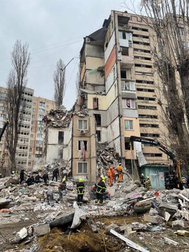 WCK’s emergency team in Ukraine responded to Saturday’s Russian drone attack on an Odesa apartment building that killed at least 10 people. Our team & volunteers reached the site quickly to provide warm meals, snacks & drinks to first responders & residents. #ChefsForUkraine