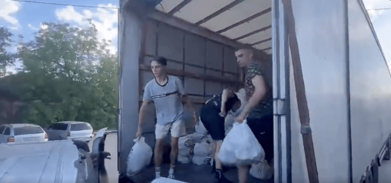 Some villages in Ukraine are too small to be reached by our big @WCKitchen trucks…but it doesn’t stop the team! Here in Vinnytsia region the last 500 meters to the distribution point has a tiny street—but we found a minibus & local volunteers jump in to help! #ChefsForUkraine