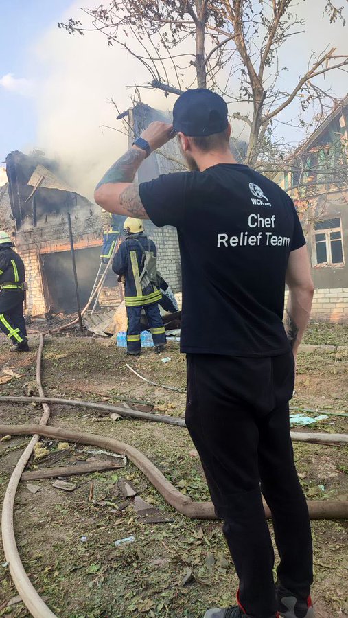 With so many missiles now hitting Kharkiv in eastern Ukraine…the @WCKitchen team has a special restaurant that is always ready to support first responders & families with hot meals, sandwiches & water! Today bombs hit a residential area & destroyed houses… #ChefsForUkraine 🇺🇦