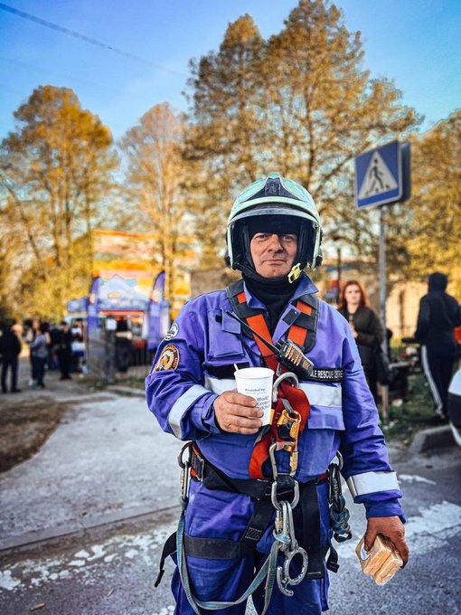 Over the last several days, many cities in Ukraine were hit by Russian missiles—in Uman & Dnipro, residential buildings were targeted, killing 25 people, including young kids. WCK’s Emergency Response Team was on site with fresh meals for families & responders. #ChefsForUkraine