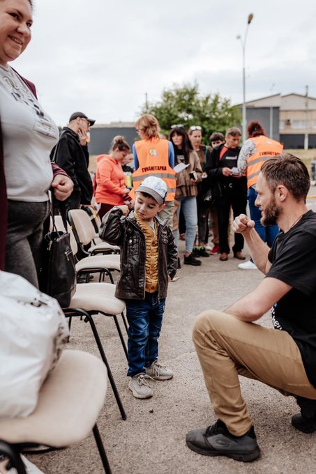 “I protect my mom from everything bad, look how strong I am.” Our Relief Team met this young child in Nikopol—a city outside Kharkiv where refugees have fled. WCK provided food kits to 800 families, many children & seniors who had not eaten for several days. #ChefsForUkraine