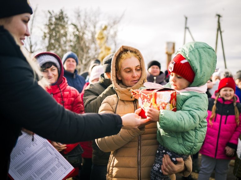 WCK teams in Ukraine marked the holidays by providing Christmas 🎄 goodie boxes to children in frontline communities. Distributed alongside much-needed humanitarian aid packages, the boxes were packed with sweets and brought smiles to kids and parents alike! #ChefsForUkraine