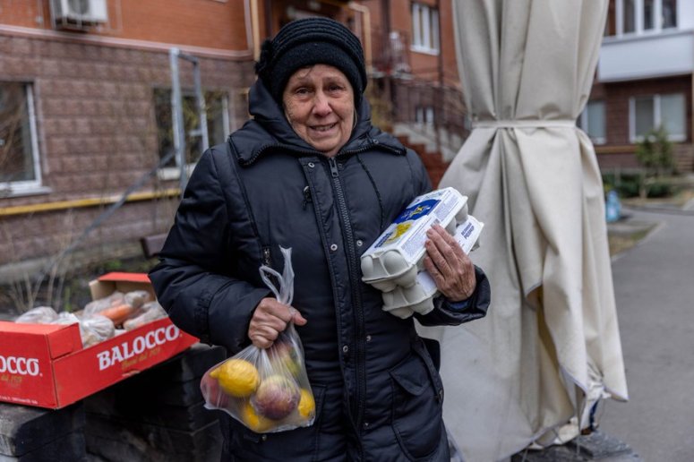 In formerly occupied Irpin, Bucha & Vorzel, WCK brings hundreds of hot meals, food kits with items like eggs & produce, and meals to be reheated. Residents gather food for neighbors & loved ones—once we fulfill all deliveries we take extras to a community hub. #ChefsForUkraine