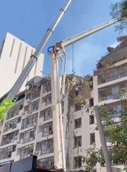 Early this morning, Russian missile attacks hit an apartment building in Kyiv, killing at least one resident. To support families now displaced & first responders, WCK’s local team moved quick to get sandwiches, water & hot meals for anyone in need. #ChefsForUkraine 🇺🇦