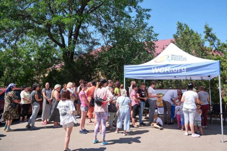 Two weeks & 30,000 meal kits from WCK’s new warehouse in Odesa! 🇺🇦 The incredible team here packed & delivered the kits—each providing 20 meals for a family in need—to Mykolaiv, Pervomaysk, Izmail & other towns in the region, reaching 27 districts in total. #ChefsForUkraine