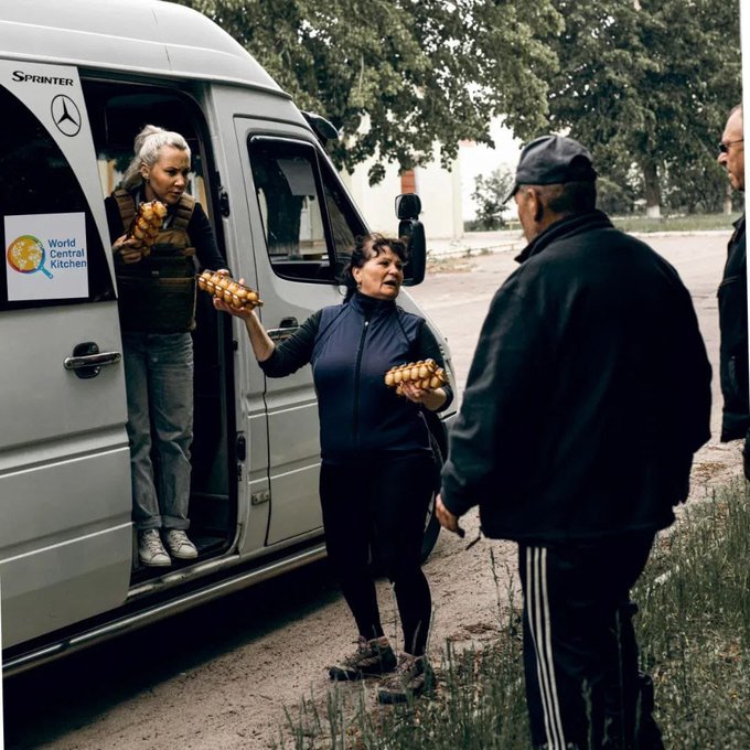 This was a @WCKitchen delivery to Lyman in Donetsk, Ukraine…Olga has a team going to frontline communities like this…they came under fire & had to leave quick. Unfortunately it’s now under Russian control and we can’t return—I hope food kits will last a while… #ChefsForUkraine
