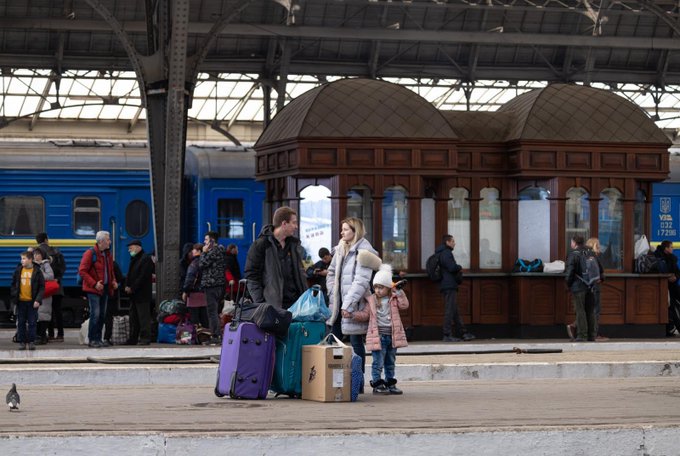 Outside the Lviv train station in Ukraine, WCK restaurant partners prepare nourishing, hot meals for families in transit. Goulash is always a favorite—and sandwiches are served for people boarding busses or just needing something on the go. #ChefsForUkraine