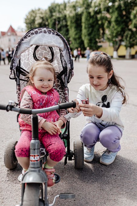 “We had to leave the Donetsk region so the girls wouldn’t hear the explosions & could have a chance at a happy childhood.” With their mother, Ksyusha & Nastya fled over 100 miles west. Shy Ksyusha calmed down after older sister Nastya opened her fruit bar. #ChefsForUkraine