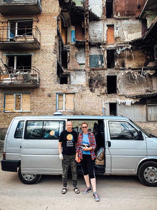 Outside Kyiv, Anna and her family—including her parents & brother—live in several apartments that have been left destroyed. For residents unable to leave, they’re living here with no electricity, water, or gas, so WCK restaurants cook & deliver daily meals. #ChefsForUkraine🇺🇦