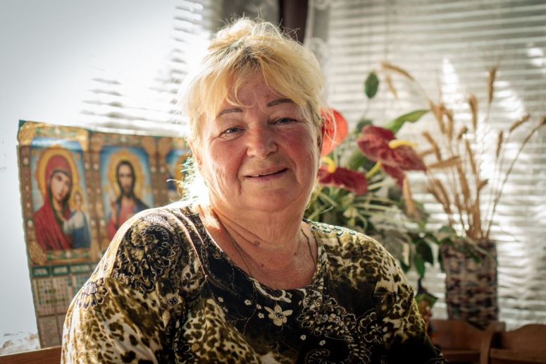 Larysa received a WCK seed kit a few months ago & was able to plant them in her garden. She recently welcomed our team into her home for bowls of fresh borsch & all of the vegetables she used, including beets, carrots, tomatoes, and beans, came from her garden! #ChefsForUkraine