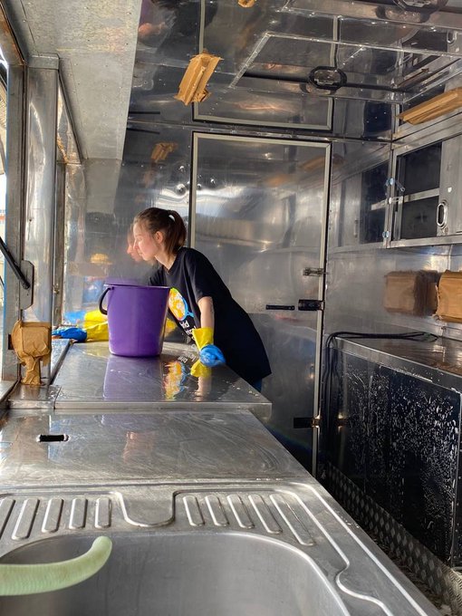 What’s one of the best ways to deliver fresh, hot meals? A food truck! 🚚 The WCK team in Kyiv sourced an unused food truck, cleaned it up and made some repairs, and now it’s ready to go! We’ll use this to get food into now liberated communities around Kyiv. #ChefsForUkraine