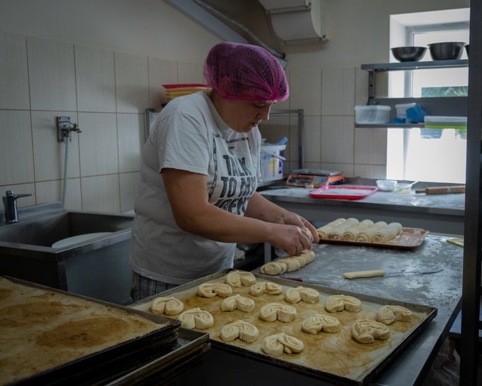 Freshly prepared cinnamon buns are coming out of the oven in Kyiv, Ukraine! 🇺🇦 WCK partner Volunteer Hi makes more than 3,500 hot meals for refugees & others in need in the city daily—they include these sweet treats to bring some extra joy during delivery! #ChefsForUkraine