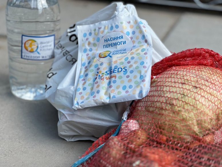 WCK’s Kherson team provided seed packets during our regular food kit delivery. The ability to grow food in household plots is a lifeline for many Ukrainian families in regions where shops have been destroyed. We’ll provide tens of thousands of packets this year. #ChefsForUkraine